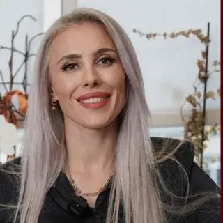 Op. Dr. Sibel Yılmaz — Kadın Hastalıkları Ve Doğum, İstanbul. Portre fotoğrafı.