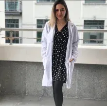 Dyt. Dizge Mutlu — Diyetisyen. Portre fotoğrafı.
