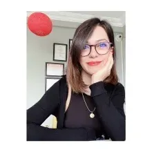Uzm. Dyt. Aylin Tunç — Diyetisyen, İzmir. Portre fotoğrafı.