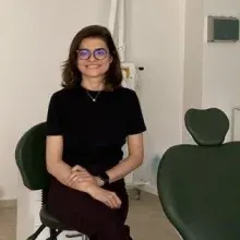 Dr. Dt. İlknur Kaşıkçı Bilgi — Diş Hekimi, Manisa. Portre fotoğrafı.