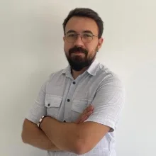 Fzt. Onur Can Kaya — Fizyoterapi Ve Rehabilitasyon, İzmir. Portre fotoğrafı.