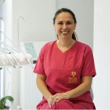 Dt. Emel Çakır Sütcü — Diş Hekimi, Bakırköy, İstanbul. Portre fotoğrafı.