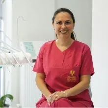 Dt. Emel Çakır Sütcü — Diş Hekimi, Bakırköy, İstanbul. Portre fotoğrafı.