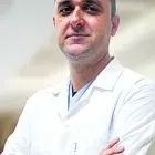 Prof. Dr. Oğuz Kayıran — Plastik Rekonstrüktif Ve Estetik Cerrahi, İstanbul. Portre fotoğrafı.