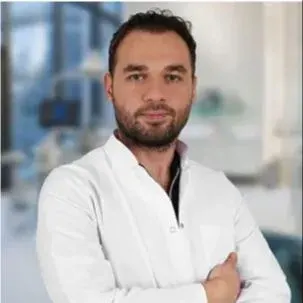 Uzm. Dt. M. Kağan Baş — Endodonti, İstanbul. Portre fotoğrafı.