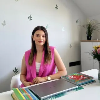 Dkt. Ceyda Akın Aras — Dil ve Konuşma Terapisi, Antalya. Portre fotoğrafı.