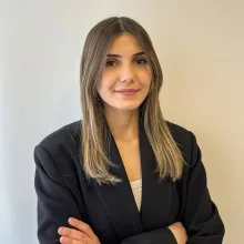 Psk. Özge Ersoy — Psikoloji, İstanbul. Portre fotoğrafı.
