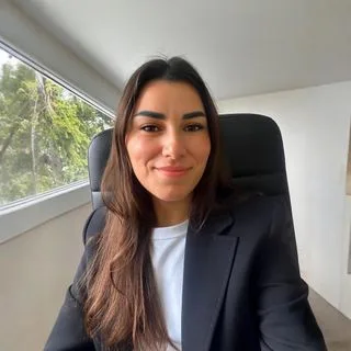 Kl. Psk. Esin Durna Engin — Psikoloji. Portre fotoğrafı.