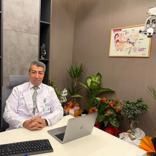 Prof. Dr. Ömer Erdur — Kulak Burun Boğaz, Beşiktaş, İstanbul. Portre fotoğrafı.
