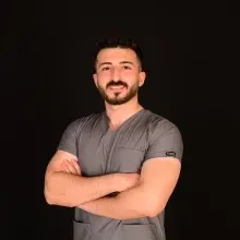 Dt. Tahir Şahin — Diş Hekimi. Portre fotoğrafı.
