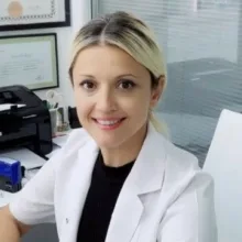Dt. Elif Bağış — Diş Hekimi. Portre fotoğrafı.