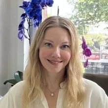 Uzm. Dr. Aylin Kuyumcubaşı — Dermatoloji, İstanbul. Portre fotoğrafı.
