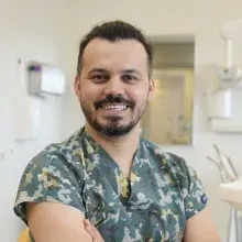 Dt. Oktay Aykut Engür — Diş Hekimi, Antalya. Portre fotoğrafı.