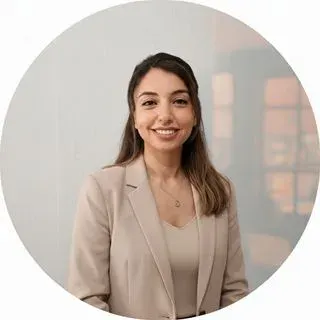 Psk. Senem Gözel Vuranok — Psikoloji. Portre fotoğrafı.