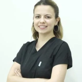 Dt. Nazan Görkem Demiral — Diş Hekimi, İzmir. Portre fotoğrafı.