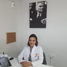 Dt. Şerife Acar Halkalı — Diş Hekimi, Balıkesir. Portre fotoğrafı.