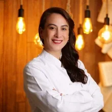 Op. Dr. Arzu Türkseven Topaçoğlu — Plastik Rekonstrüktif Ve Estetik Cerrahi, İstanbul. Portre fotoğrafı.