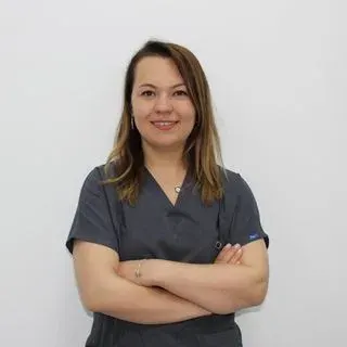 Dt. Esra Nehir — Diş Hekimi, Eskişehir. Portre fotoğrafı.