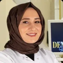 Dt. Kübra Çalık — Diş Hekimi, İstanbul. Portre fotoğrafı.
