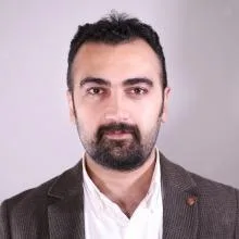 Uzm. Dr. Emre Tan — Psikiyatri, İstanbul. Portre fotoğrafı.