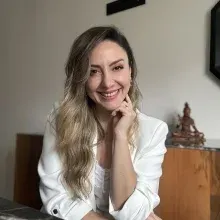 Uzm. Dr. Burcu Çelen — Dermatoloji, Manisa. Portre fotoğrafı.
