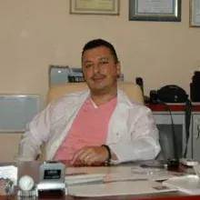 Dr. Dt. Erdem Hacipoğlu — İzmir. Portre fotoğrafı.