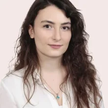 Psk. Özde Bingöl — Psikoloji. Portre fotoğrafı.