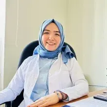Dyt. Sümeyye Şimşek — Diyetisyen. Portre fotoğrafı.
