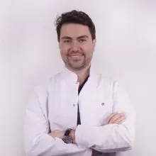 Dr. Dt. Görkem Müftüoğlu — Kadıköy, İstanbul. Portre fotoğrafı.