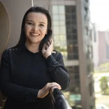 Dr. Serpil Pirmit — Dermatoloji, İstanbul. Portre fotoğrafı.