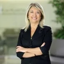 Prof. Dr. Sibel Alper — Dermatoloji, İstanbul. Portre fotoğrafı.