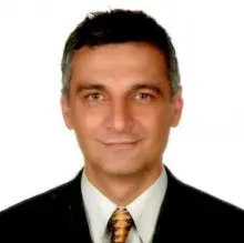 Uzm. Dr. Sinan Sönmez — Psikiyatri, İstanbul. Portre fotoğrafı.