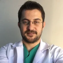 Op. Dr. Serkan Yarımoğlu — Üroloji, Karabağlar, İzmir. Portre fotoğrafı.