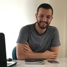 Psk. Emre Sürgit — Psikoloji, İzmir. Portre fotoğrafı.