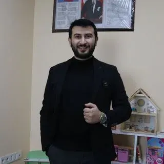 Uzm. Dkt. Berk Horzum — Dil ve Konuşma Terapisi. Portre fotoğrafı.