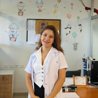 Uzm. Dt. Merve Nur Öztürk — Çocuk Diş Hekimliği (Pedodonti). Portre fotoğrafı.