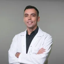 Op. Dr. Emran Kuzey Avcı — Genel Cerrahi, İzmir. Portre fotoğrafı.