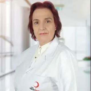 Uzm. Dr. Oya İsmailoğlu — Dermatoloji, Maltepe, İstanbul. Portre fotoğrafı.