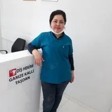 Dt. Gamze Kalli Taşdan — Diş Hekimi, Adana. Portre fotoğrafı.