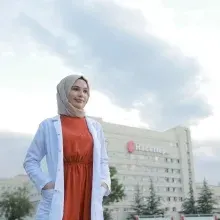 Dkt. Şeyda Fatma Sarıkurt — Dil ve konuşma terapisi, Osmaniye. Portre fotoğrafı.