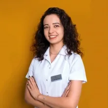 Dt. İrem Ak — Diş Hekimi, Karşıyaka, İzmir. Portre fotoğrafı.