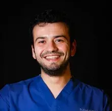 Dr. Dt. Alptuğ Kendirci — Ağız Diş Ve Çene Cerrahisi, Ankara. Portre fotoğrafı.