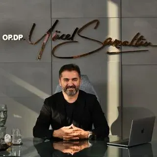 Op. Dr. Yücel Sarıaltın — Plastik Rekonstrüktif Ve Estetik Cerrahi, İstanbul. Portre fotoğrafı.