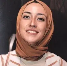Uzm. Psk. Melike Özçelik Öztoprak — Psikoloji, Ankara. Portre fotoğrafı.