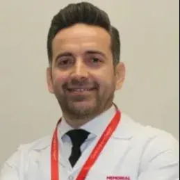 Uzm. Dr. Selami Bayram — Tıbbi Onkoloji, Kepez, Antalya. Portre fotoğrafı.