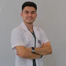 Dt. İsmail Berkhan Okur — Diş Hekimi, Balıkesir. Portre fotoğrafı.