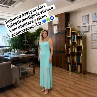 Uzm. Dr. Zeliha Deveci — Psikiyatri, Diyarbakır. Portre fotoğrafı.