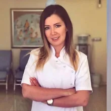 Dt. Gözde Buzlu — Diş Hekimi, Eskişehir. Portre fotoğrafı.