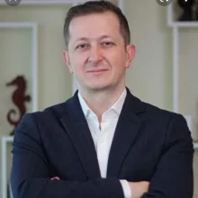 Doç. Dr. M. Beşir Öztürk — Plastik Rekonstrüktif Ve Estetik Cerrahi, İstanbul. Portre fotoğrafı.