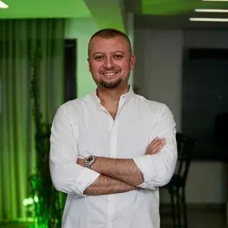 Dr. Osman Kökver — Sertifikalı Medikal Estetik, Denizli. Portre fotoğrafı.